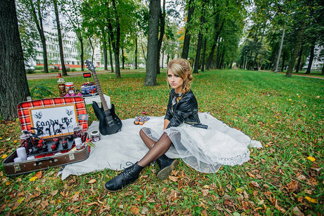 Фотопроект Blogger Bride, парк, гитара, невеста, бутсы