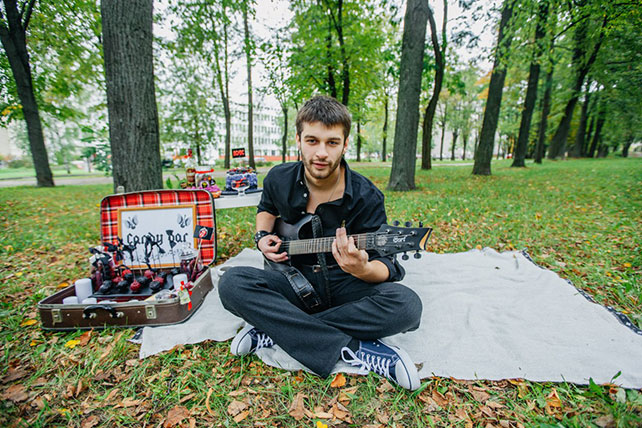 Фотопроект Blogger Bride, жених, гитара, парк
