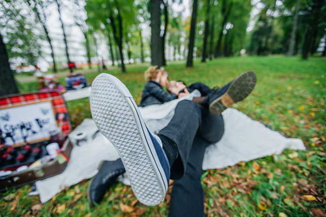 Фотопроект Blogger Bride, поцелуй молодых, парк