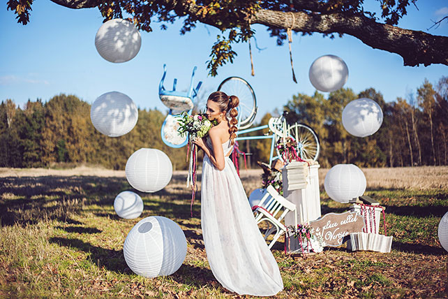 Фотопроект Blogger Bride, невеста в воздушном стиле, шары, парящие табуреты