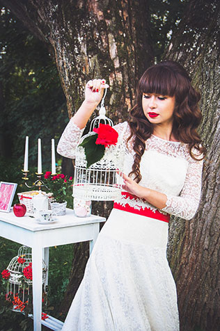 Фотопроект Blogger Bride, в образе белоснежки, клетка в декоре, подсвечники