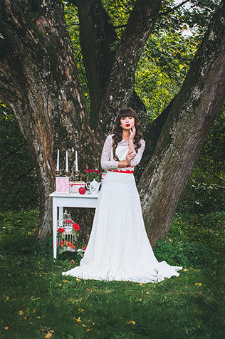 Фотопроект Blogger Bride, в образе белоснежки, невеста в парке, столик