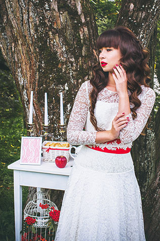 Фотопроект Blogger Bride, в образе белоснежки, красное яблоко