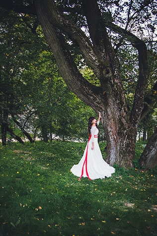 Фотопроект Blogger Bride, в образе белоснежки, в лесу