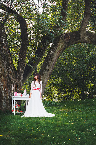Фотопроект Blogger Bride, в образе белоснежки, большое дерево