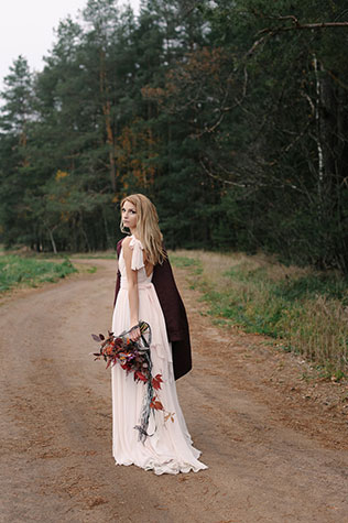 Фотопроект Blogger Bride,  стиль бохо, в лесу, невеста, пиджак, на дороге