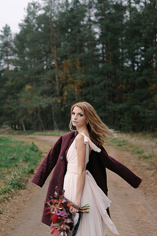 Фотопроект Blogger Bride, стиль бохо, в лесу, невеста, бардовый пиджак
