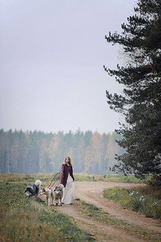 Фотопроект Blogger Bride, стиль бохо, в лесу, невеста, с собаками