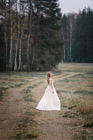 Фотопроект Blogger Bride, стиль бохо, на лесной дороге
