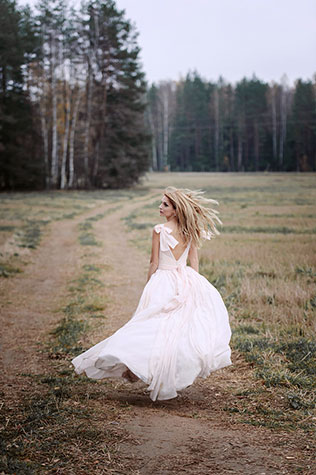 Фотопроект Blogger Bride, стиль бохо, на лесной дороге
