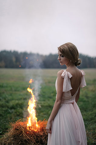Фотопроект Blogger Bride, стиль бохо, невеста в дымке, костер