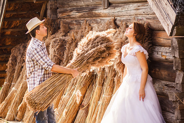 Фотопроект Blogger Bride. Часть 2, жених и невеста со снопами сена