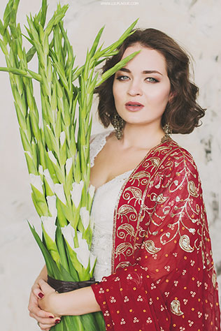 Фотопроект Blogger Bride. Часть 2, невеста с шарфом с гладиолусами