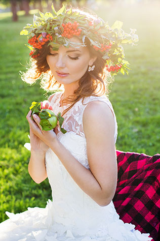 Фотопроект Blogger Bride. Часть 2, невеста в венке с яблоком