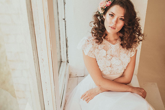 Фотопроект Blogger Bride-3, невеста в образе дюймовочки, на окне