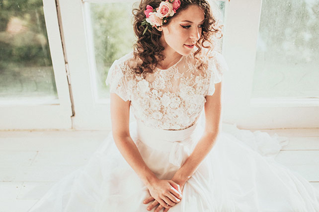 Фотопроект Blogger Bride-3, невеста в образе дюймовочки, на окне