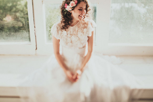 Фотопроект Blogger Bride-3, невеста в образе дюймовочки, на окне