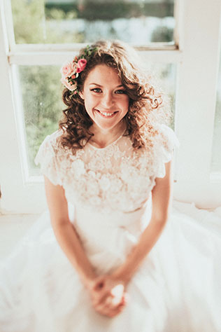 Фотопроект Blogger Bride-3, невеста в образе дюймовочки, на окне