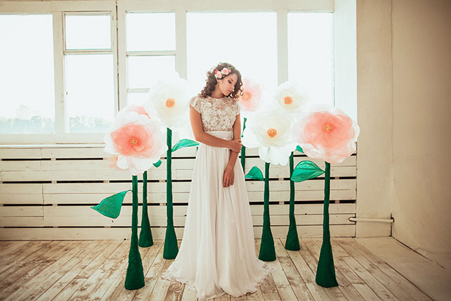 Фотопроект Blogger Bride-3, невеста в образе дюймовочки, большие цветы