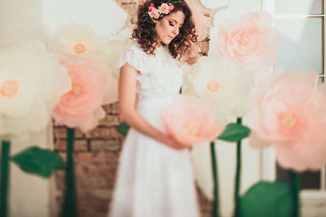 Фотопроект Blogger Bride-3, невеста в образе дюймовочки, большие цветы