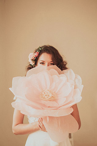 Фотопроект Blogger Bride-3, невеста в образе дюймовочки, большой цветок в руках невесты