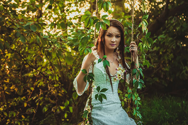 Фотопроект Blogger Bride - 3, невеста в образе лесной феи, на качелях