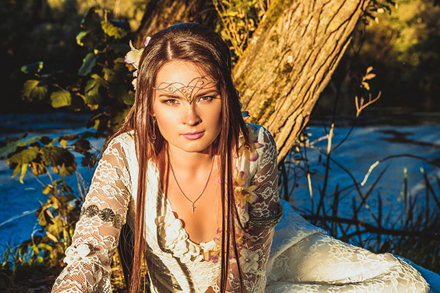 Фотопроект Blogger Bride - 3, невеста в образе лесной феи, у пруда