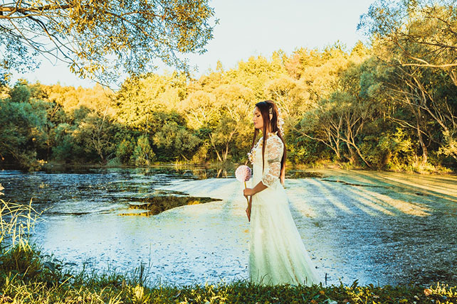 Фотопроект Blogger Bride - 3, невеста в образе лесной феи, у пруда