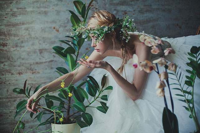 Фотопроект Blogger Bride-3, невеста в образе нимфы, с цветами