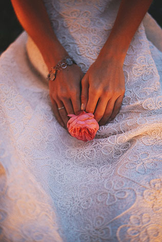 Фотопроект Blogger Bride-3, невеста в старинной усадьбе, цветок в руках невесты