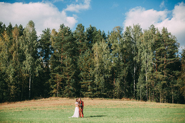 Фотопроект Blogger Bride-3, индейские мотивы, жених и невеста на лугу