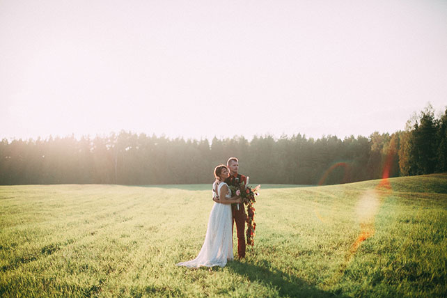 Фотопроект Blogger Bride-3, индейские мотивы, жених и невеста на лугу