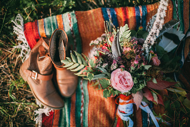 Фотопроект Blogger Bride-3, индейские мотивы, ботинки и букет невесты
