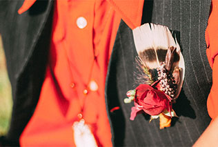 Фотопроект Blogger Bride-3, индейские мотивы, перья в бутоньерке жениха