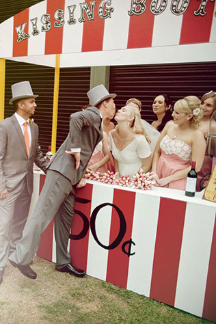 будка для поцелуев на свадьбе