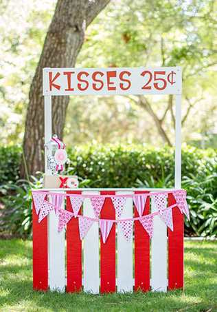 будка для поцелуев на свадьбе