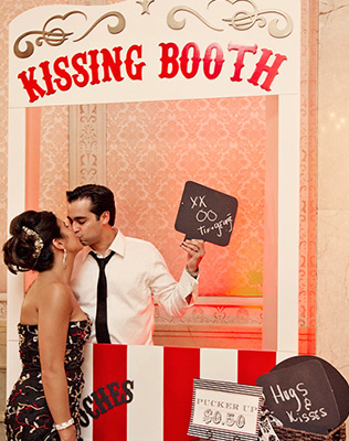 будка для поцелуев на свадьбе
