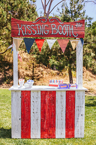 будка для поцелуев на свадьбе