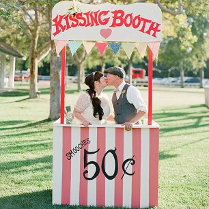 Вдохновение: будка для поцелуев на свадьбе