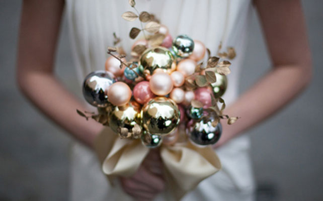 Выбор букета невесты: советы специалиста, букеты из новогодних шариков