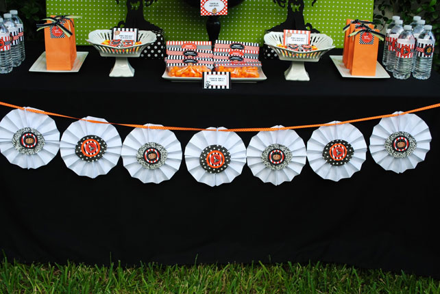 бумажные веера на свадьбе, декор сладкого стола