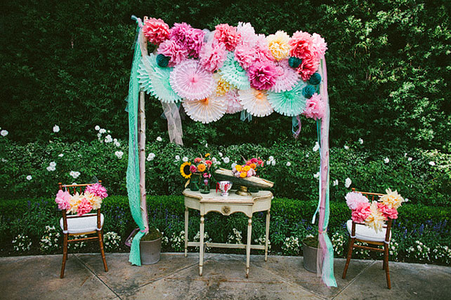 бумажные веера на свадьбе, декор свадебной арки