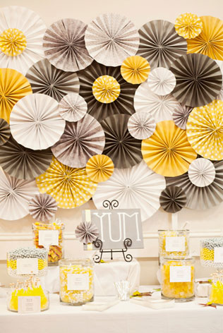 бумажные веера на свадьбе, декор сладкого стола