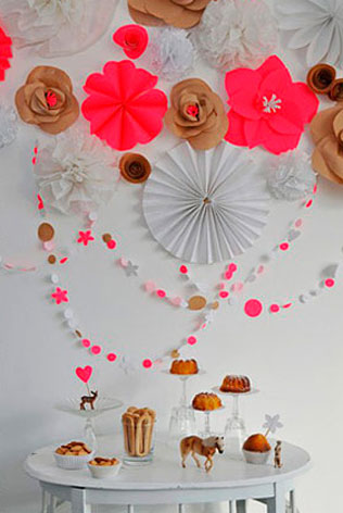 бумажные веера на свадьбе, декор сладкого стола