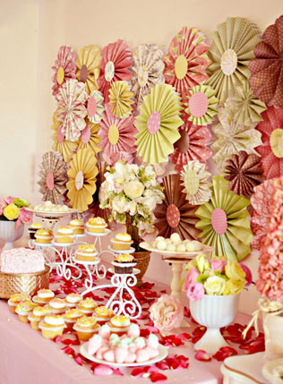 бумажные веера на свадьбе, декор сладкого стола