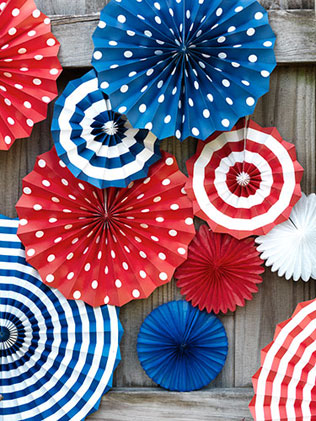 бумажные веера на свадьбе, фон из бумажных вееров