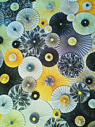 бумажные веера на свадьбе, фон из бумажных вееров