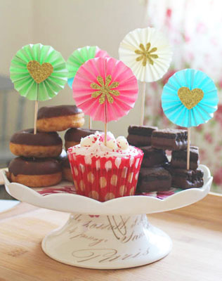 бумажные веера на свадьбе, топперы для капкейков