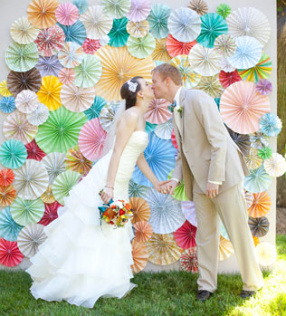 бумажные веера на свадьбе, фон из бумажных вееров