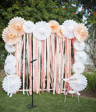 бумажные веера на свадьбе, декор свадебной арки